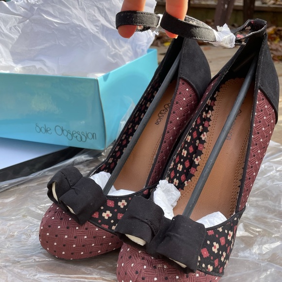 NWT Sole Obsession Ankle Buckle Burg/Black Textile Virgo Close Toe Heal Size 8 - Picture 5 of 16